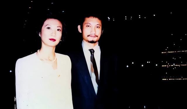 74岁徐克与73岁施南生罕见同框,一个满眼嫌弃、一个满脸不耐!