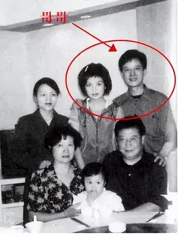 赵薇母亲魏启颖：儿子离婚分走5.2亿，女儿消失荧屏，丈夫也去世