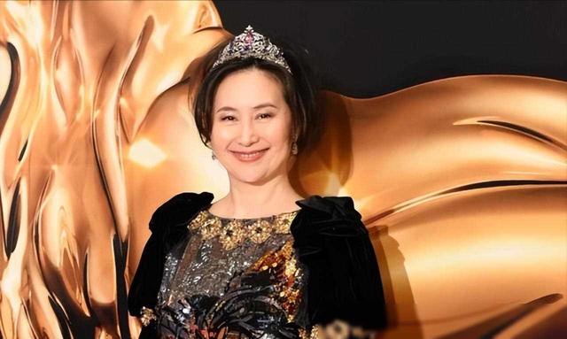 60岁何超琼彻底放下,迎来了第二段感情,新男友连四太都高攀不起