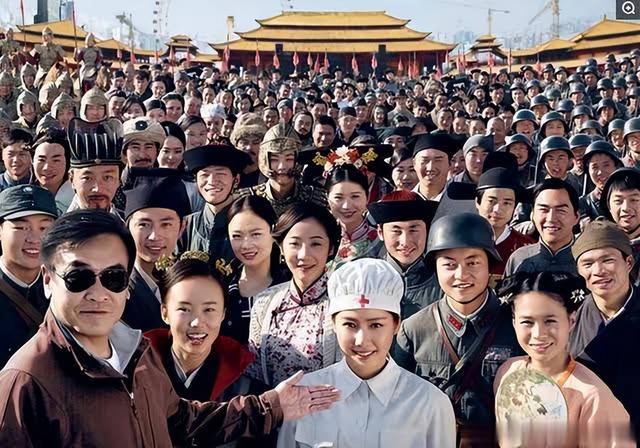 横店群演现状：校花泛滥成灾一天片酬70，蹲地吃盒饭只为一夜成名