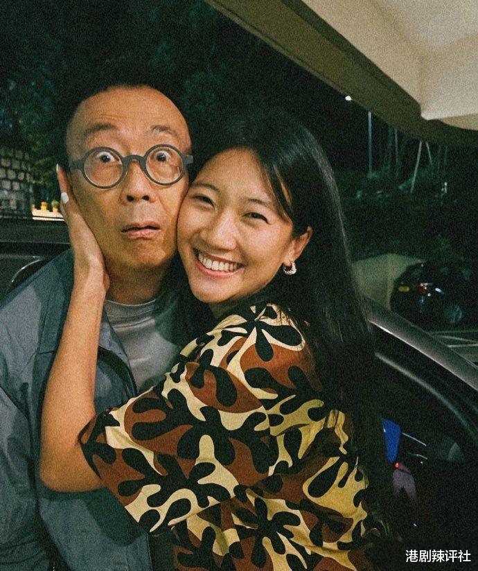 68岁金牌司仪为女儿移民险破产，结婚43年无绯闻，房子都归老婆管