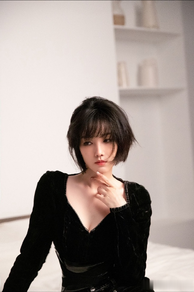 陈小纭短发简约风造型写真 黑色斜肩裙秀香肩锁骨 ???