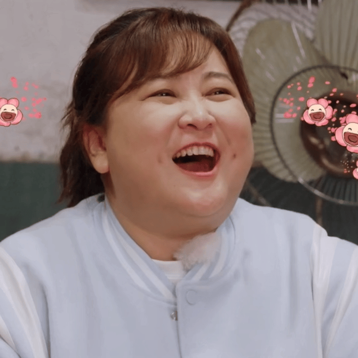 贾玲减肥后遗症严重，满脸褶子皱皱巴巴，大笑脸崩惹人心疼