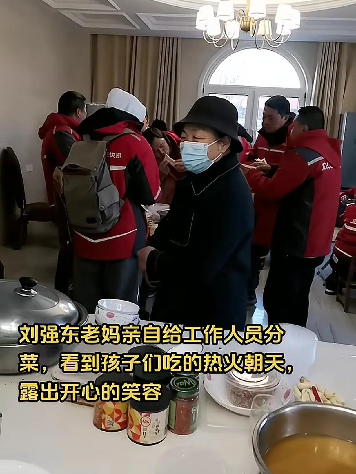 刘强东母亲首度露脸，展示儿媳章泽天买的大衣，婆媳情深阖家幸福