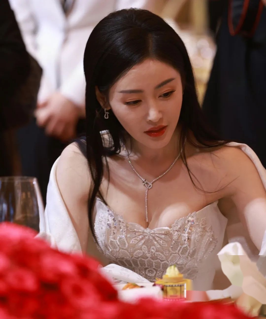 张天爱才是娱乐圈的好身材，匀称饱满最性感！