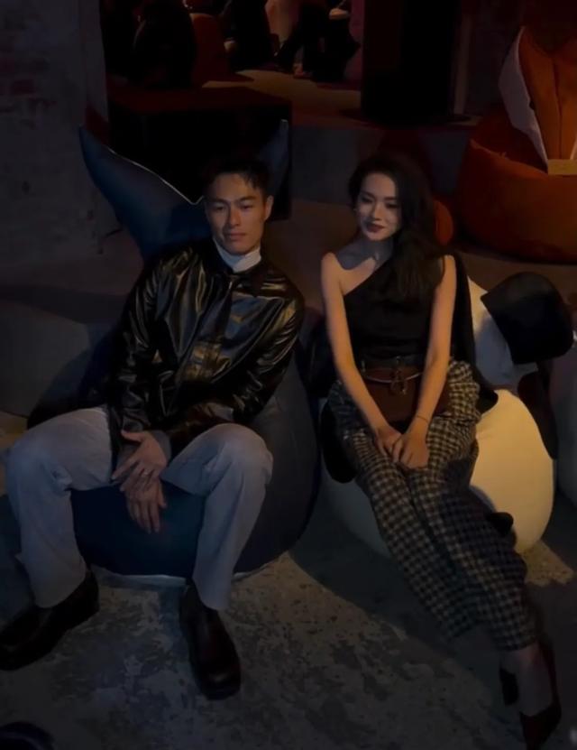 郭晶晶烫了卷发看秀,舒淇穿红色尖头鞋很娇俏,杨紫琼也来看秀!