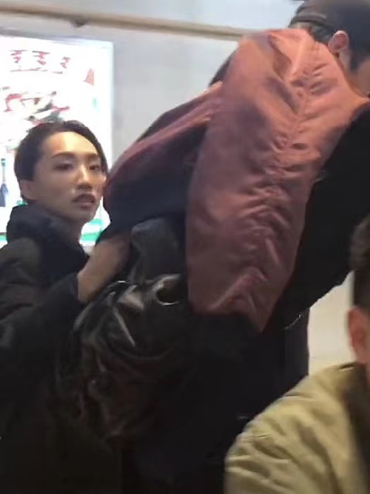 胡歌工作获90后妻子陪伴,黄曦宁穿着朴素低调,形象气质仍像工作人员