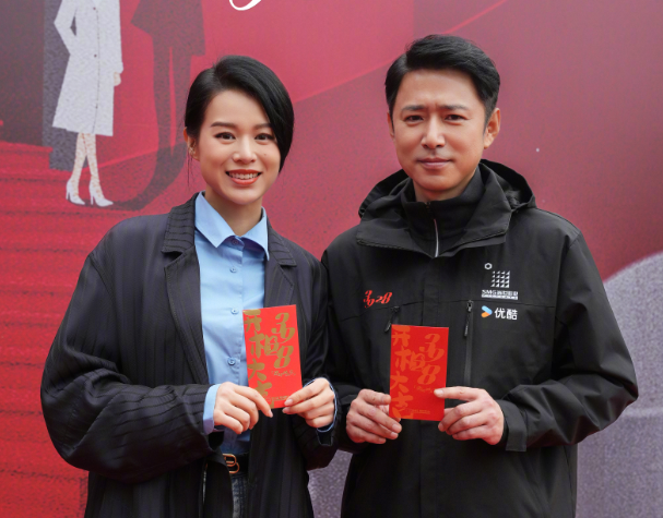 上海这一天，被“穿黑丝”的孙俪惊艳，凶相变福相，甩打针脸几条街