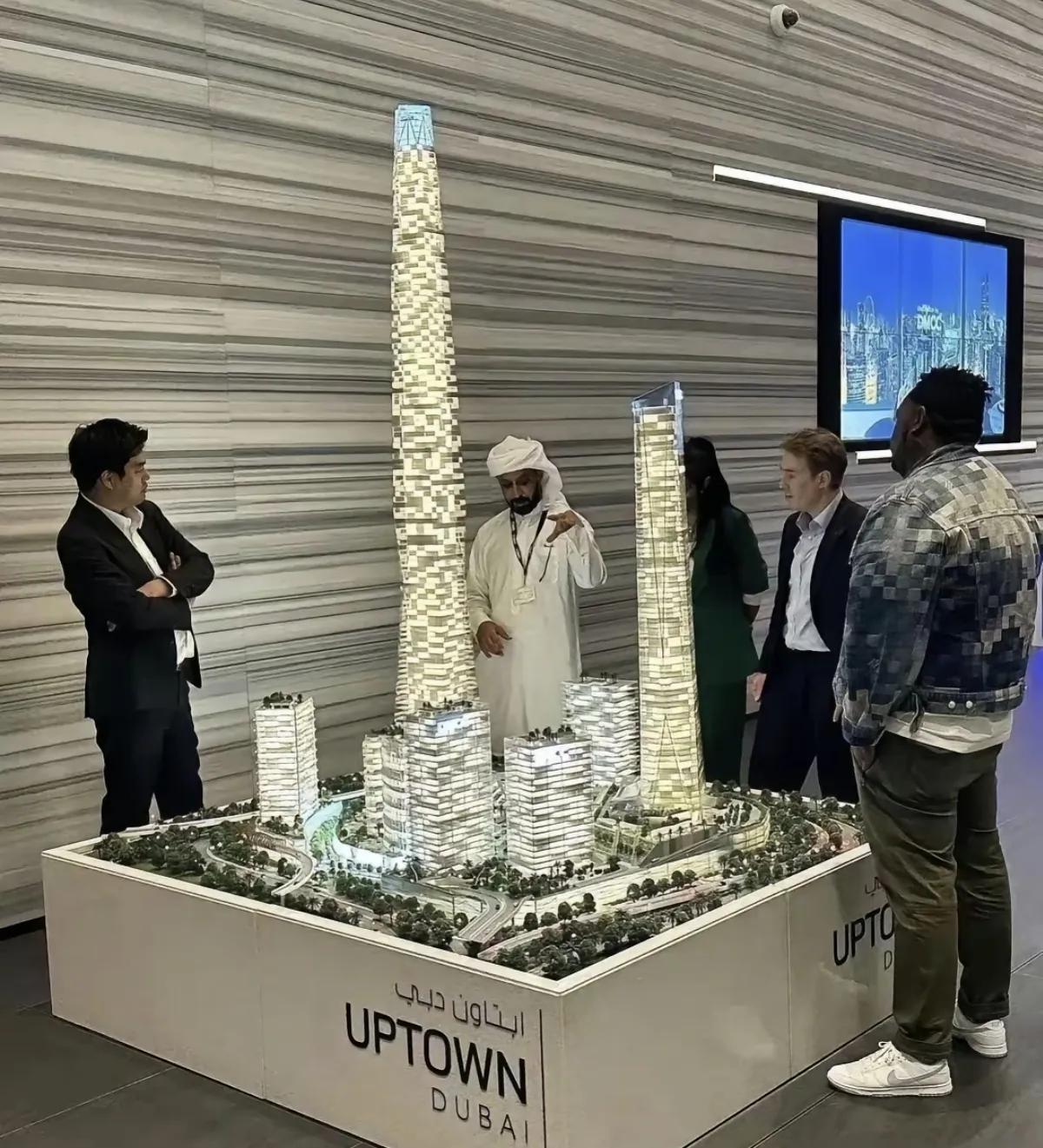 王思聪迪拜谈生意，37岁发福明显！给女友懒懒送定制蛋糕太宠爱！