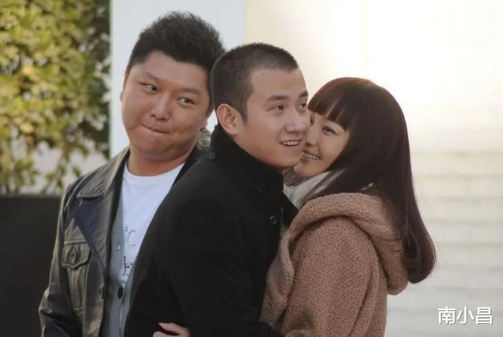 出轨的代价!姚笛晒合影表情僵硬,动作拘谨,自曝已3年未化妆