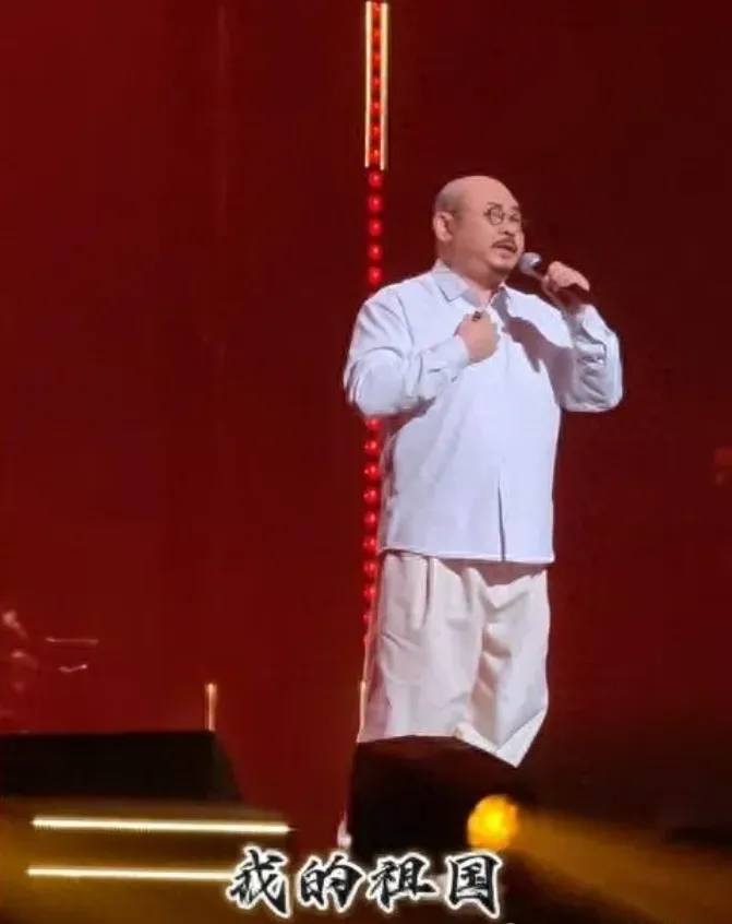 刀郎合肥站：换白衣全员起立，万人唱响《我的祖国》太震撼人心了