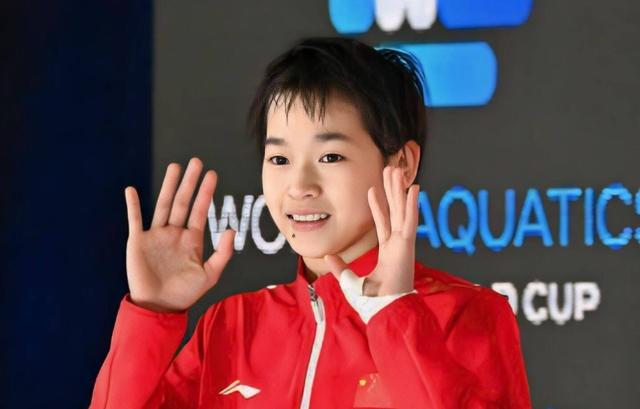 '全红婵北京夜生活：穿3310元鞋，深夜撸猫，避粉丝'