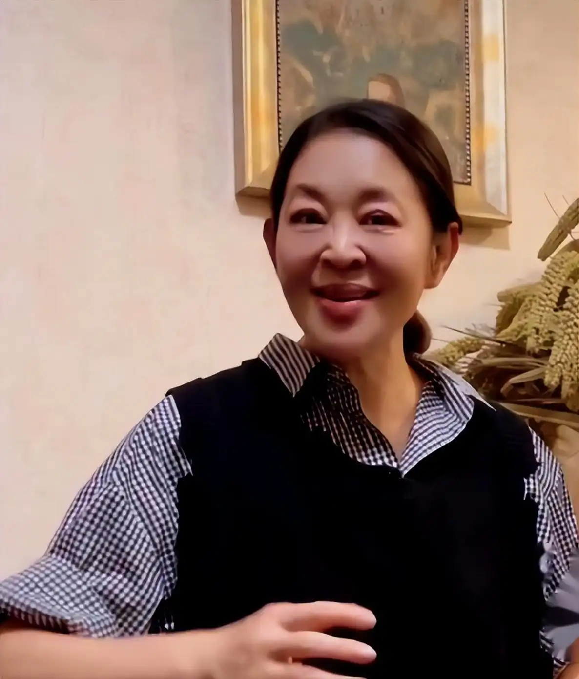 倪萍自曝家中突遭意外，不慎摔落腿部骨折，如今和蔡明现身内蒙