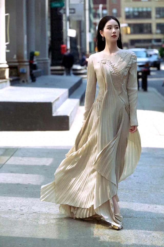 刘诗诗纽约街拍,氛围感松弛感拉满,纽约街头漫步,轻松又惬意!