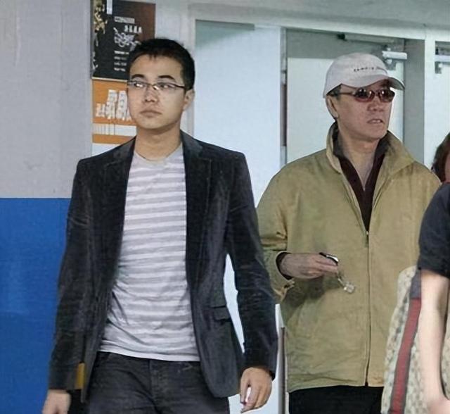 善恶终有报!“抛妻弃子”的李幼斌,如今等来的是儿子30年的报复