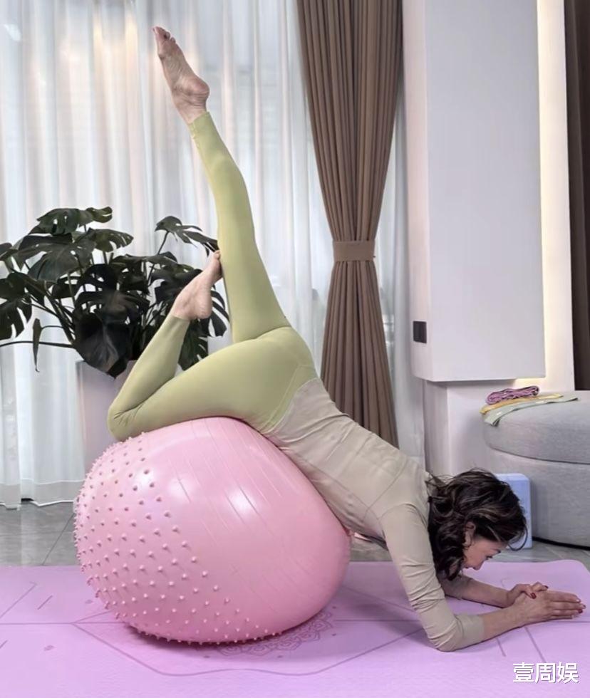 59岁杨玉梅在室内练瑜伽,身材迷人似少女,单身多年成隐形富婆