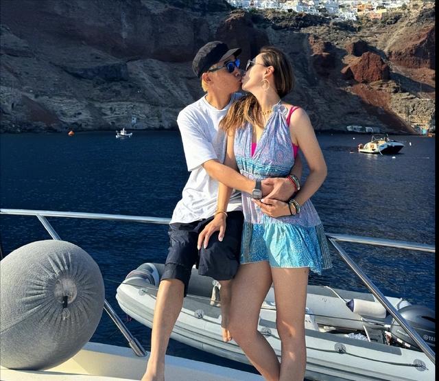 陈小春一家海边度假,应采儿穿泳装身材抢镜,两个儿子被晒得黢黑