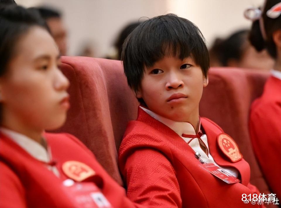 少女心！全红婵向记者自信展示第1次做美甲，猫眼绿美甲+五环戒指闪瞎