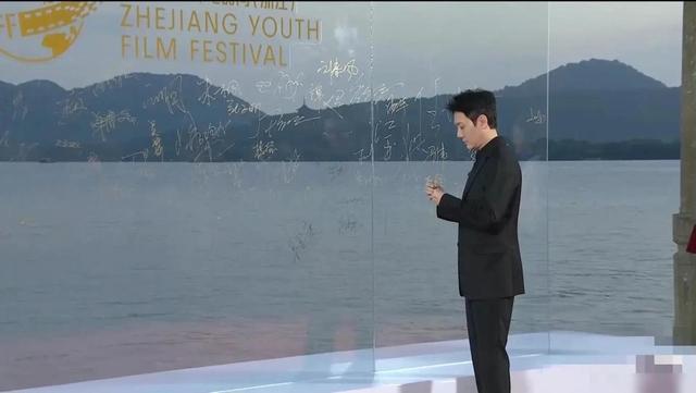 冯绍峰走红毯惊艳全场! 网友都忍不住喊:这气质拿捏得死死的!