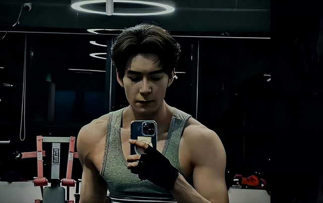 抱不起女星、拉不开弓、硅胶假身材,圈里男演员到底有多虚?