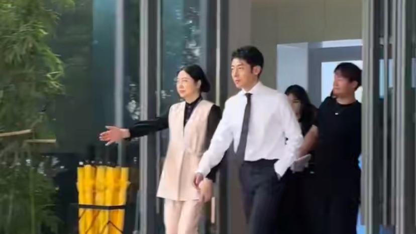 撒贝宁现身广东被偶遇，路人生图又瘦又白，穿正装单手插兜超帅气