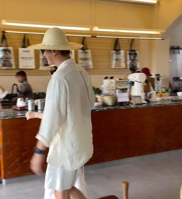 霍思燕云南度假，身材丰满肚腩突出遭路人逗弄，杜江紧护妻子超宠