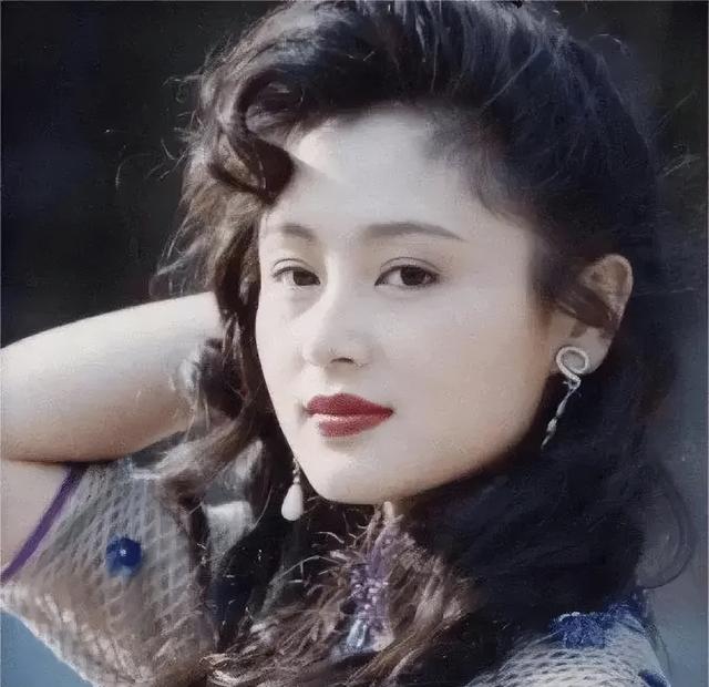 20多年前陈红在陈凯歌家拍照,她躺在沙发上的样子,堪称人间尤物