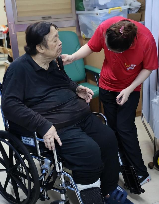 76岁老戏骨养老院过中秋,无儿女看望,想念情人和9岁非亲生女儿