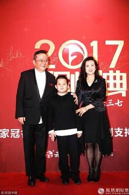 王刚的女儿王婷婷:低调嫁外籍男友, 支持父亲再婚, 儿子与弟弟同岁