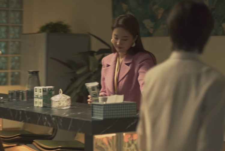 《玫瑰的故事》那么明显的穿帮镜头,竟没有剪掉,看着真是一脸懵