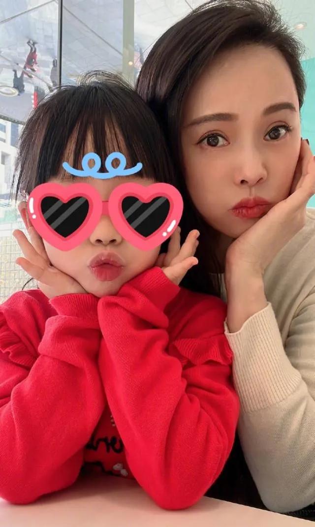 伊能静晒七岁女儿精致护肤日常，一箱子化妆品，每天护肤保养指甲