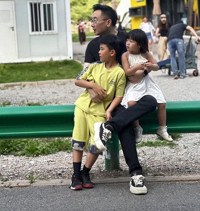 53岁陆川晒儿女正脸照,9岁儿子与3岁女儿酷似妈妈胡蝶,像龙凤胎