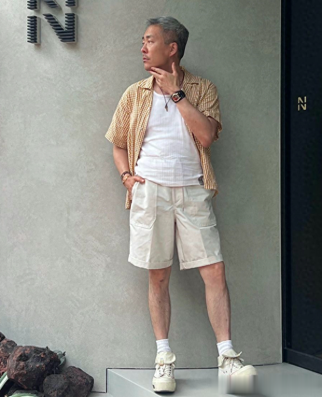 为什么我劝中老年男人:发要短、衣穿简?看这几组对比就明白了