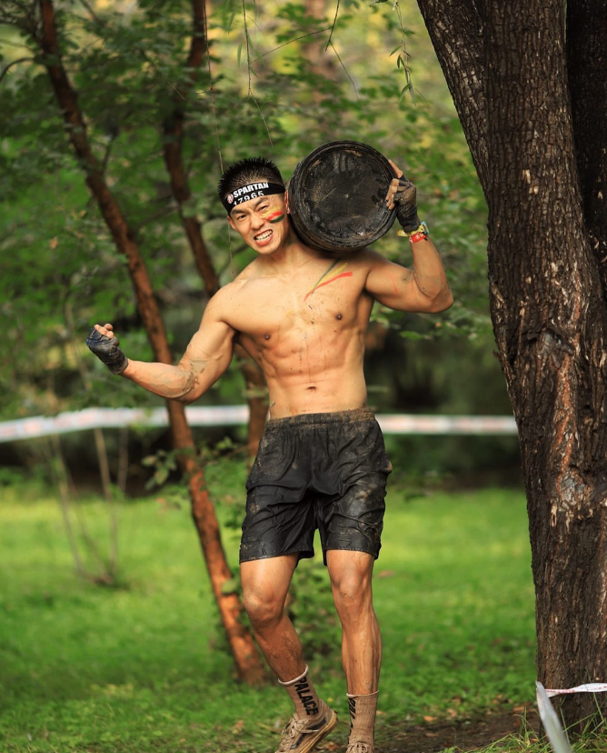 健身小哥身材犯规，光膀子卖炭火烤肉，麒麟臂抢镜