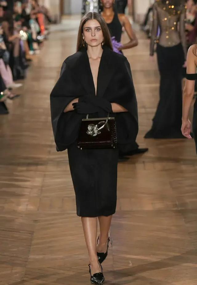 范冰冰亮相柏林电影节,黑色套装造型很美,但是驴蹄子真的不好看