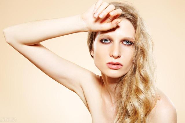 女性洗澡时，会情不自禁站着尿尿？除了爽还有3大原因