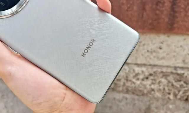 荣耀化身“价格屠夫”，6600mAh+卫星通信，堪称千元机搅局者