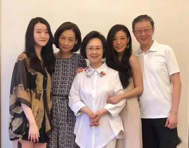 琼瑶写给秘书的亲笔信公开：你是我的女儿，谢谢你20多年的陪伴