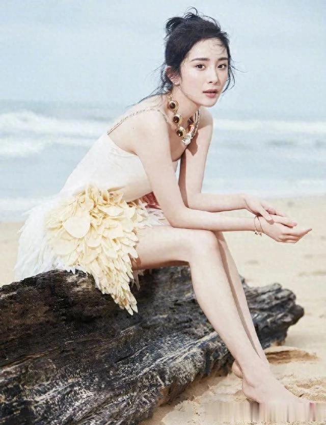 杨幂，夏日海边的清爽