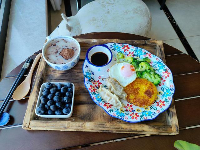 拒绝“土肥圆”！45岁女人晒出一人食，精致又减脂，网友：有情调