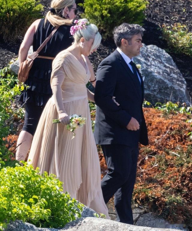 Lady Gaga和男友现身参加妹妹婚礼,小腹凸起被粉丝猜测怀孕