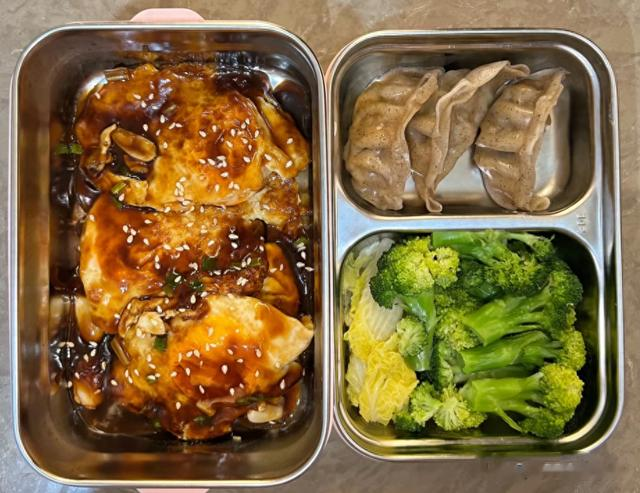 江苏女子每天带饭上班,入职3个月瘦了18斤,网友:我也吃不饱