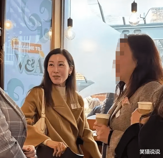 李嘉欣晒孩子和丈夫合照：13岁许建彤长高许多，与许晋亨聊天好惬意