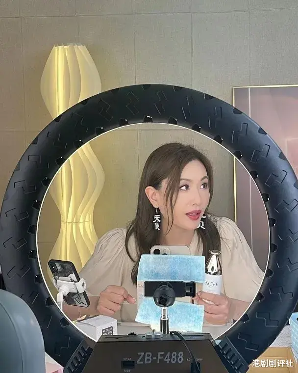 53岁TVB女星时隔四年再拍剧，自觉演戏变生疏不会看机位，直言好想再拍戏