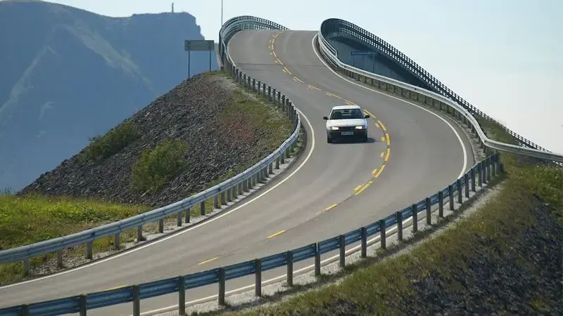 女同事每天上班蹭我车，直到收到她信息那刻我懵了