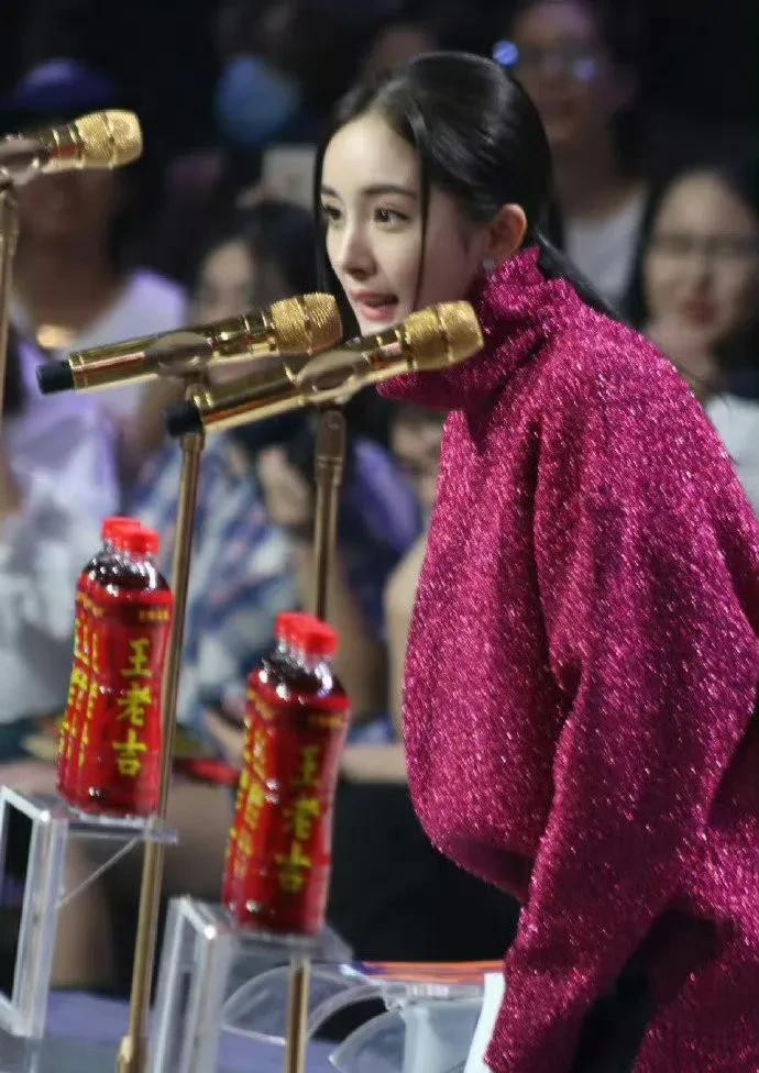 网上那些关于杨幂美腿的讨论，真是热闹非凡！