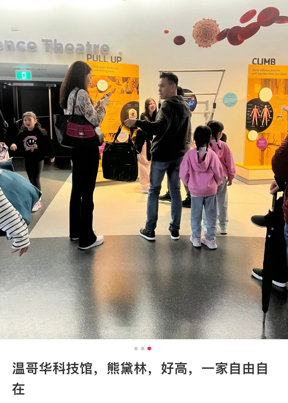 偶遇熊黛林一家四口逛科技馆，带娃状态显疲惫，双胞胎女儿好可爱