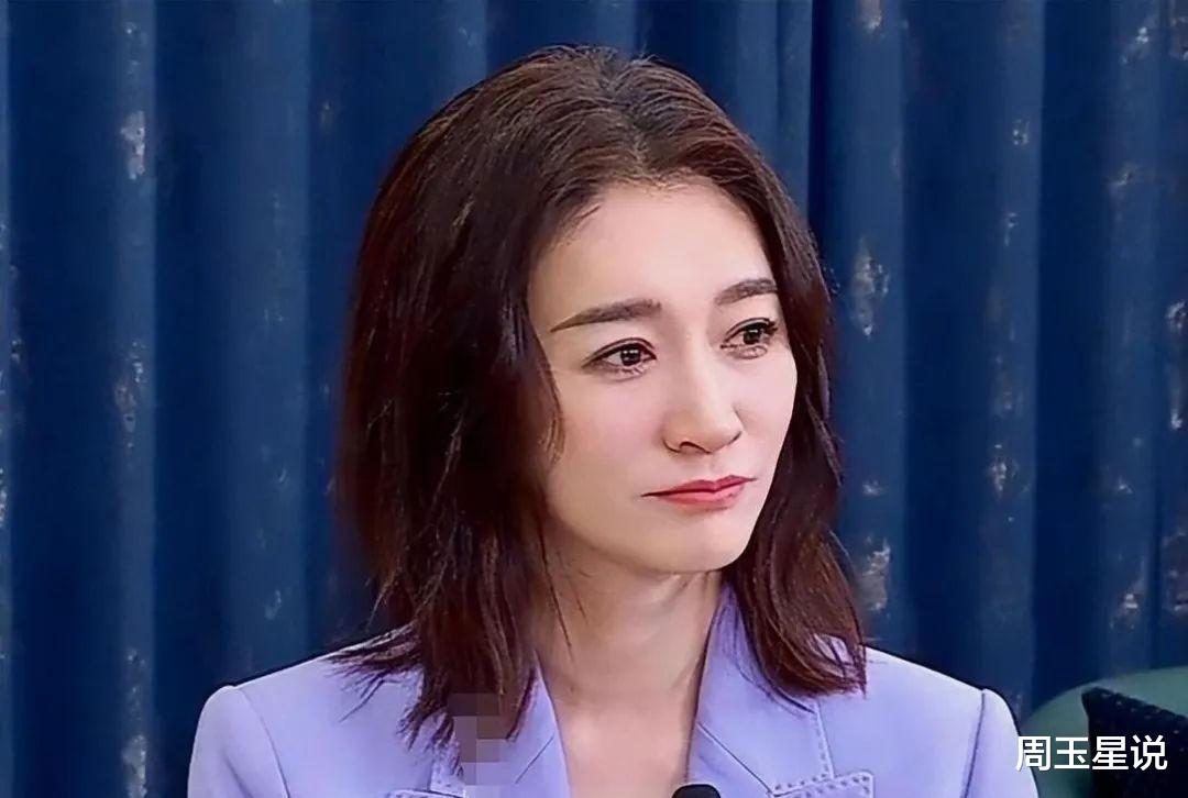 别再夸李小冉是不老女神了，她真正的素颜是这样的！