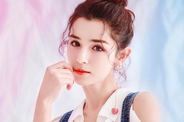 哈妮克孜从“玉女”到“蜡烛门”: 她究竟经历了什么被万人唾弃?