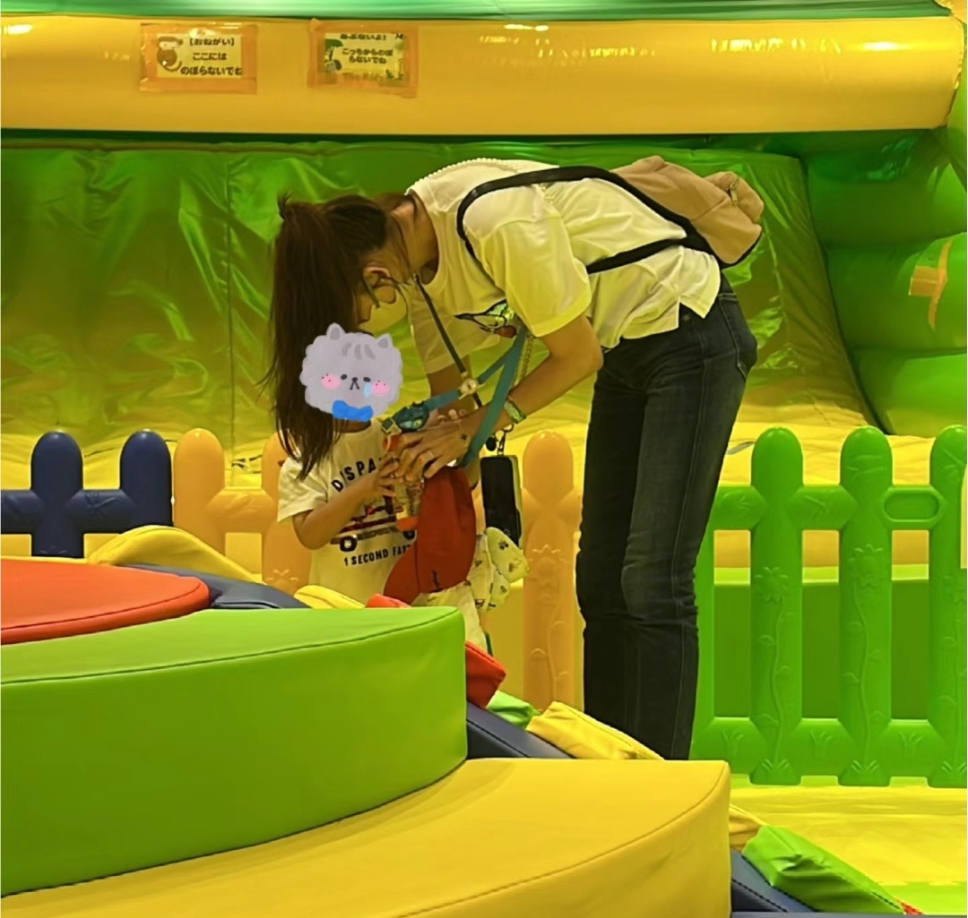 林志玲随老公外出遛娃被拍,背帆布包好朴素,2岁儿子被赞像妈妈